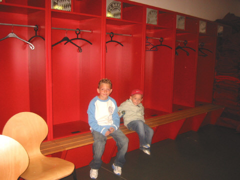 Marcel und Maurice auf Oliver Kahns Platz